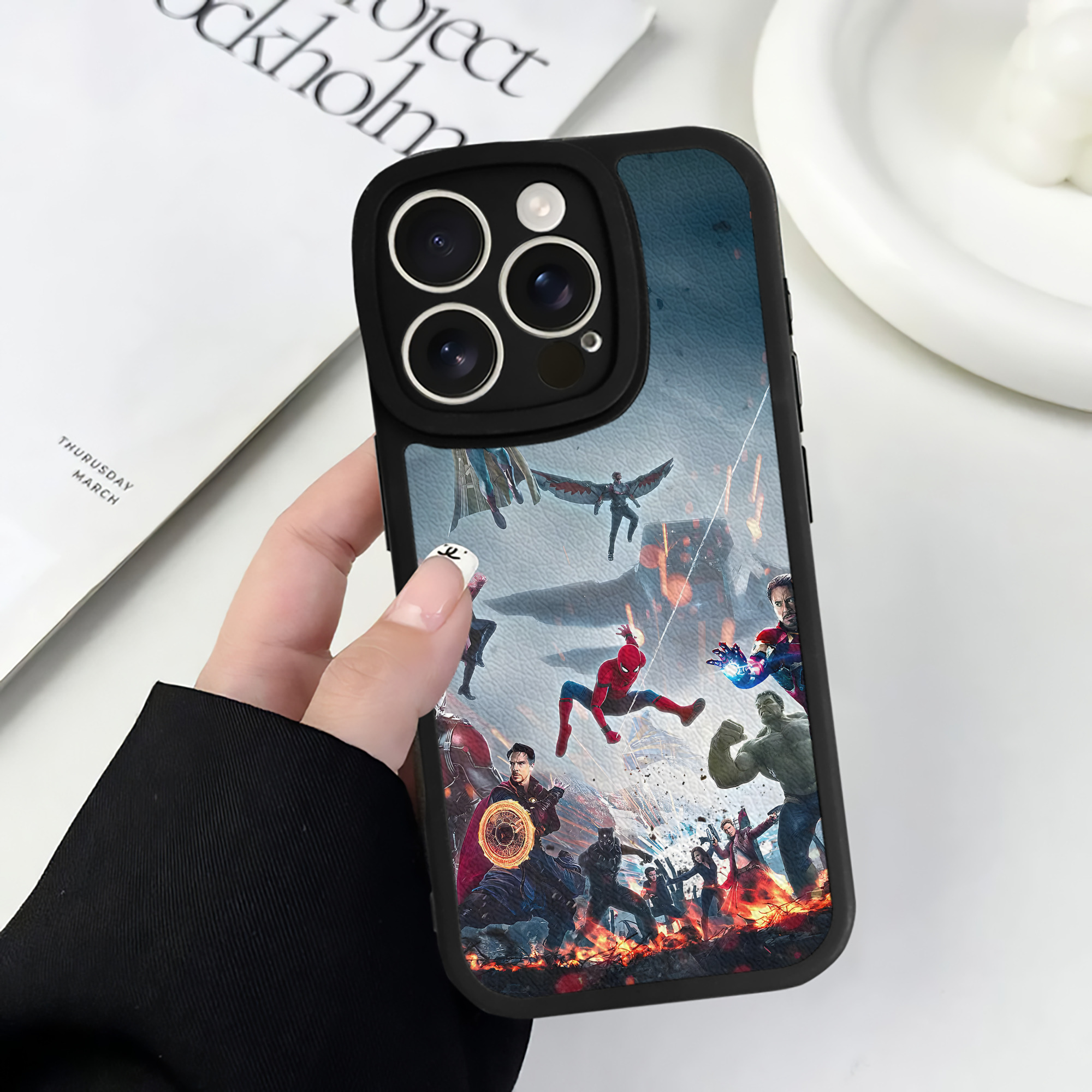 （画像用） アベンジャーズ The Avengers 【iPhone 16シリーズ対応】シリコンスマホケース（レザー調） 材質：シリコン